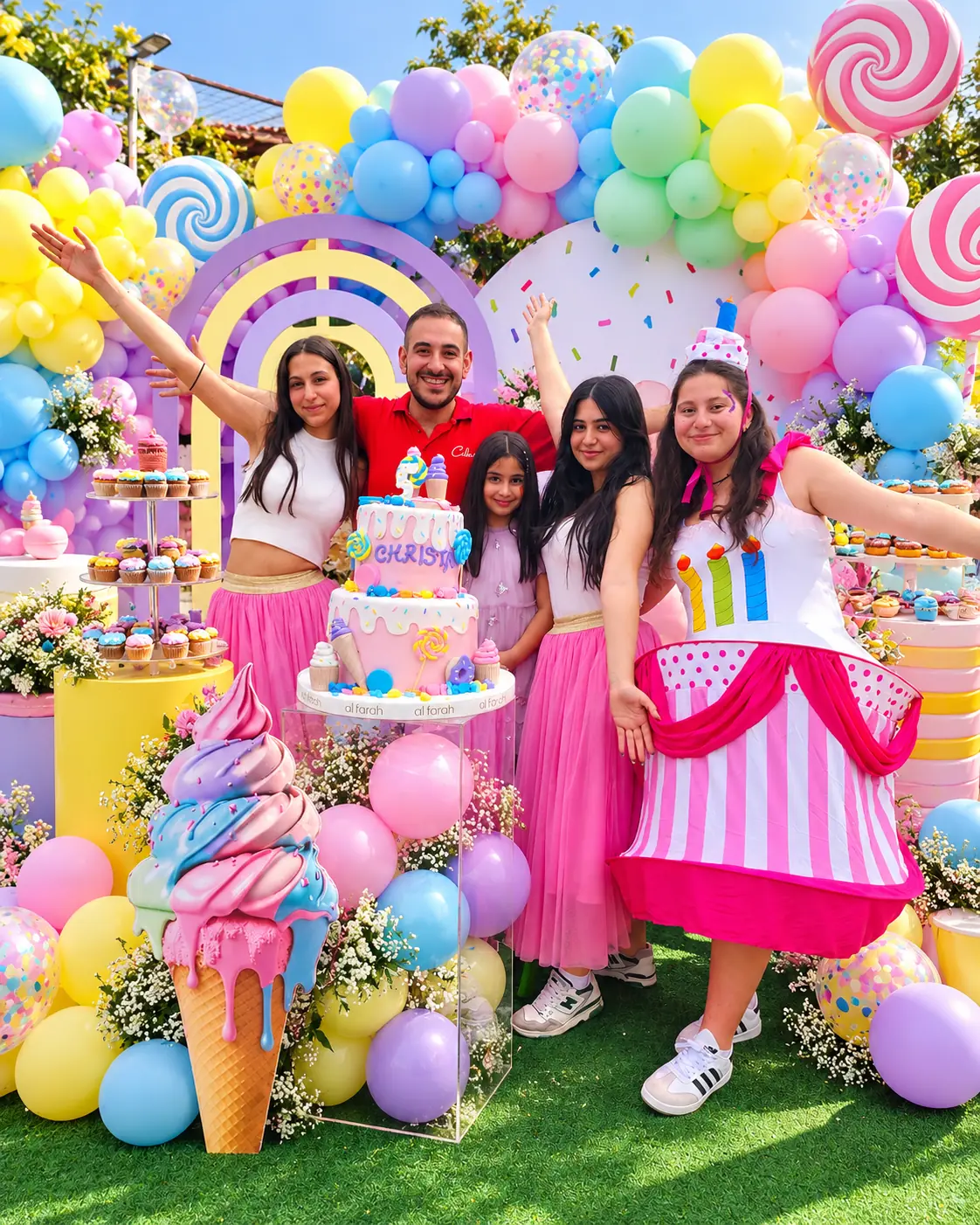 A colourful Calinou Show birthday celebration with the birthday child, entertainers and cake