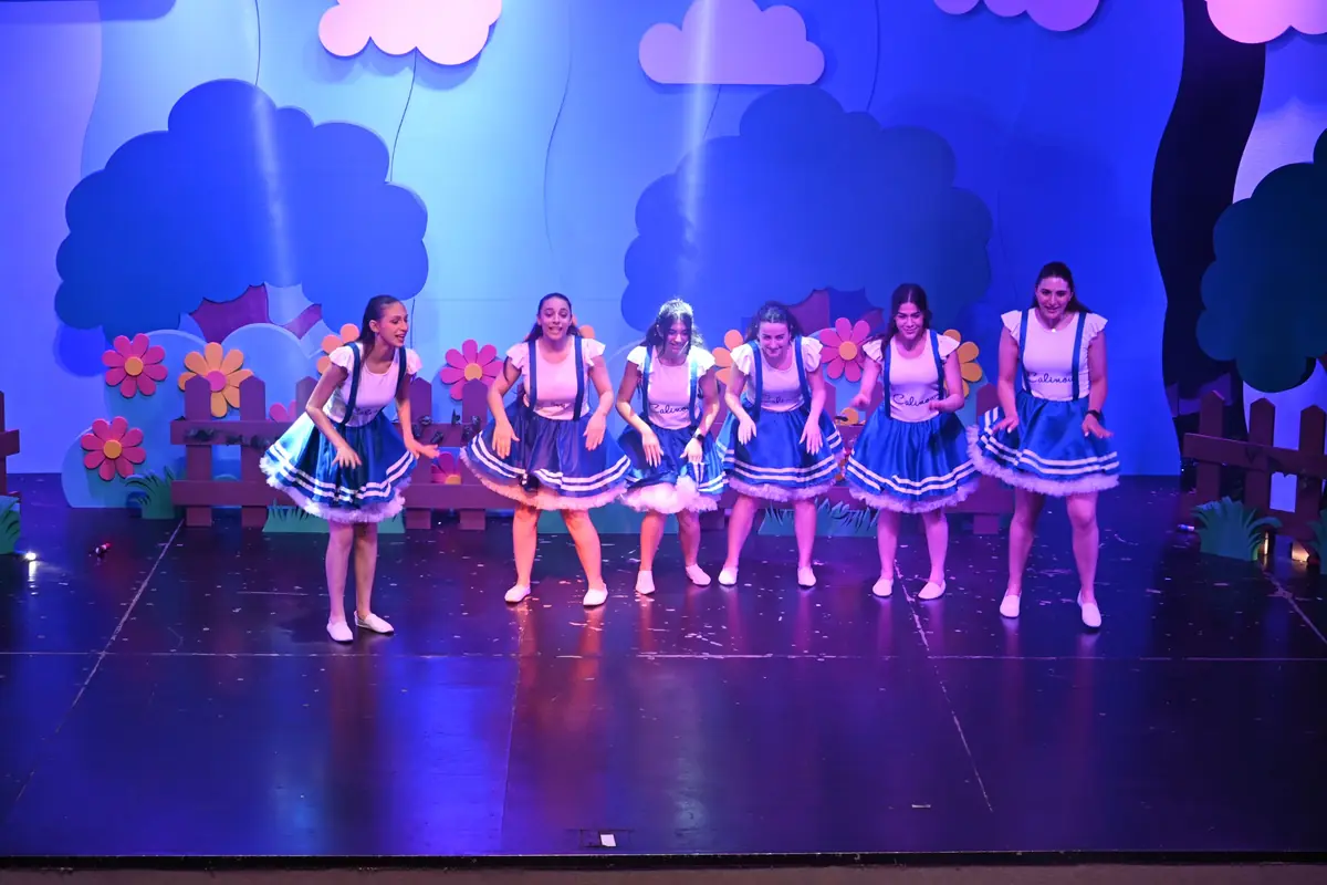 Calinou Show stage performance