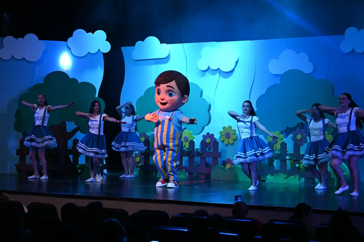 Calinou dancing with the stage performers